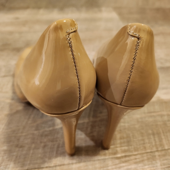 Nine West beige patent leather pump, size 5M also fit 5.5, 2.5" heel, like new - Picture 5 of 5